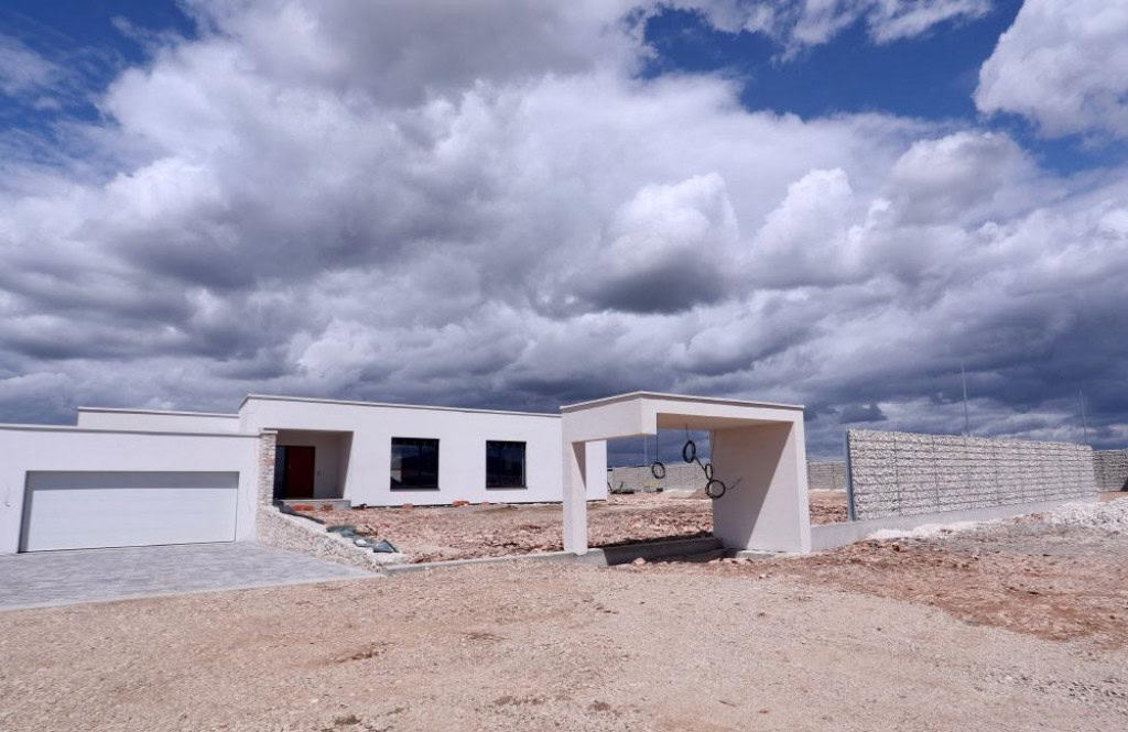 Doznalo se da lova iz Dinama i dalje ide u Hercegovinu, u međuvremenu objavljene fotke napredovanja Mamićevog zdanja u Ljubuškom