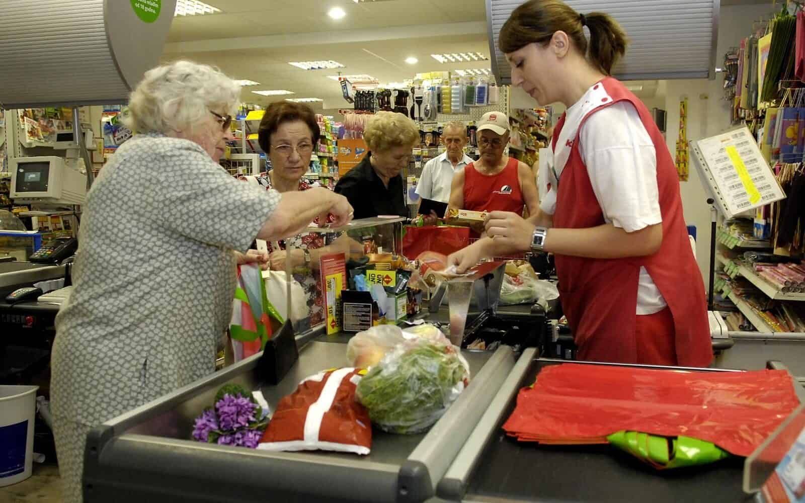 Državnom službeniku i do 15 tisuća maraka otpremnine za odlazak u mirovinu. Trgovcu nerijetko samo “mahanje”