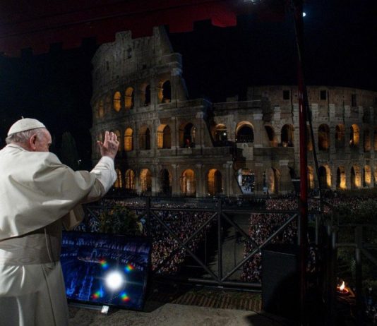 KRIŽNI PUT: Ukrajinci i Rusi nosili križ u procesiji koju je predvodio papa Franjo