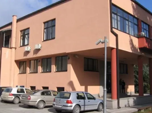 NOVI TRAVNIK: Ukućanima prijetio da će ih sjeći na komade