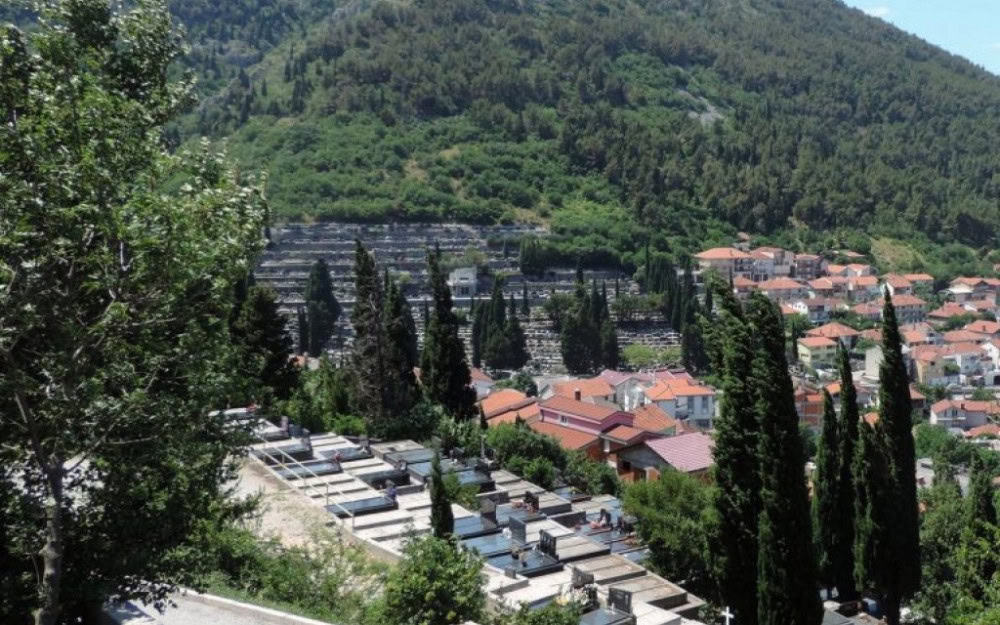 Ne daju im ni počivati u miru: Pokradeno preko 80 grobnica u Mostaru za Uskrs, nestalo više od 200 ukrasnih ručica od mesinga