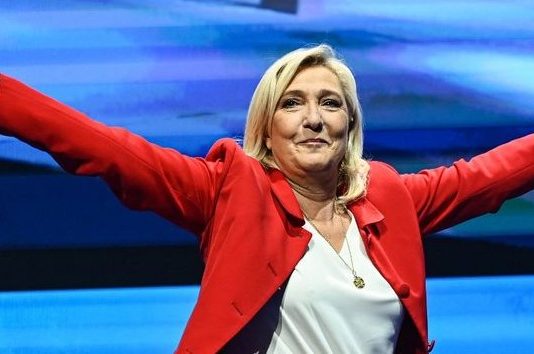Politička elita Francuska ujedinila se protiv Marine Le Pen. Ipak, kontroverzna kći zloglasnog desnog radikala i donedavna Putinova prijateljica nada se pobjedi