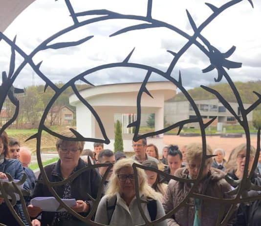 Prvi hodočasnici stigli na trg Drinskih mučenica u Novom Travniku (FOTO)