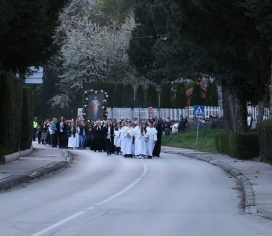 Svečanom procesijom kroz Novi Travnik proslavljena svetkovina Božjeg milosrđa (FOTO)