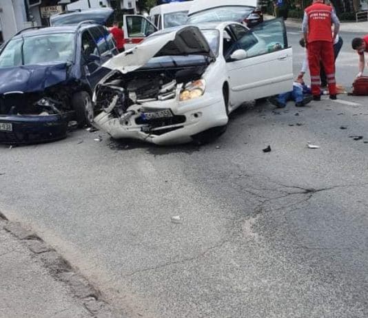 Travnik: Teška prometna nesreća, muškarac leži pored automobila, ukazuju mu pomoć