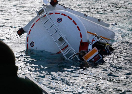 U toku izvlačenje cisterne iz jezera, do sada nije uočeno izlivanje nafte