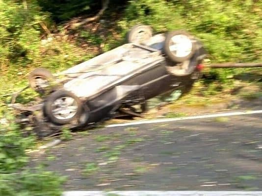 Automobil završio na krovu, povrijeđene četiri osobe