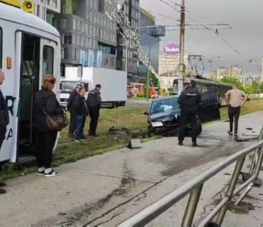 Automobilom se zabio u tramvajsku stanicu