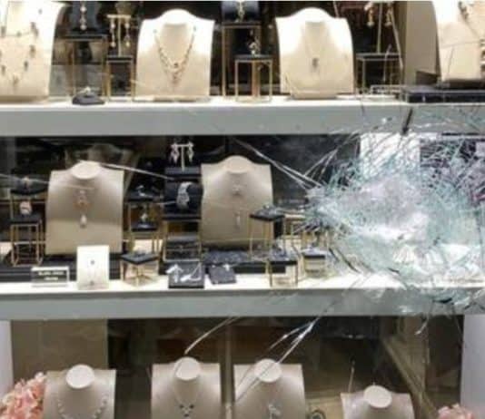 BUSOVAČA: Uz prijetnju oružjem dvije osobe opljačkale zlatarnicu