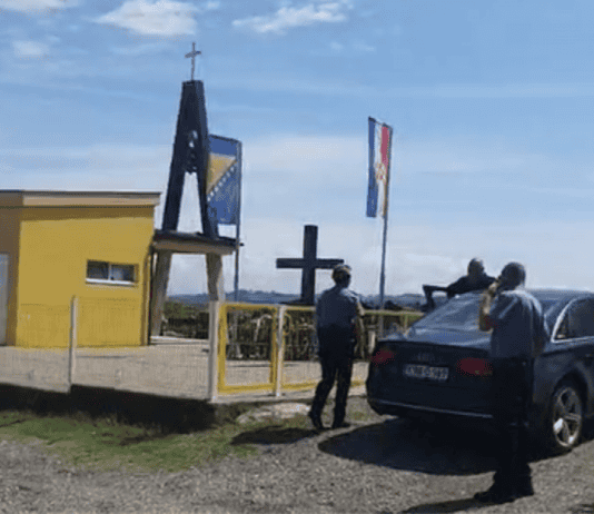 Bošnjački novinar otišao na groblje skinuti zastavu Hrvata u BiH, sve je snimao: “Smotat ću je i odnijeti župniku…”