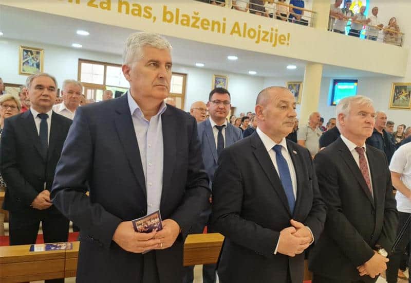 Čović u Orašju dobio plaketu za pomoć u očuvanju digniteta Domovinskog rata. Medved o važnosti izmjene Izbornog zakona