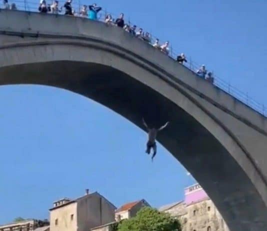 DRAMA U MOSTARU: Pogledajte neuspjeli skok sa Starog mosta Amerikanca kojeg su Mostarci spasili od utapanja