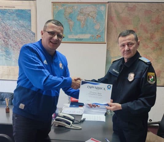 Džambas uručio zahvalnicu PS Travnik i Draganu Škulju na sjajnoj organizaciji za vrijeme utakmice