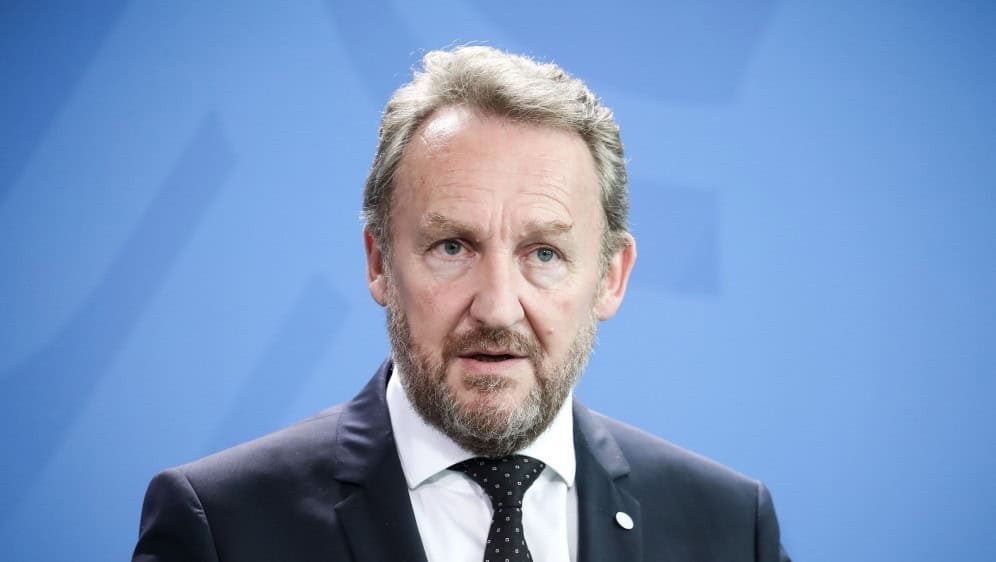 Izetbegović je ispričao nadrealnu priču koja podsjeća na bajku, navodno je nasmijao Daula i Webera u Europskom parlamentu…