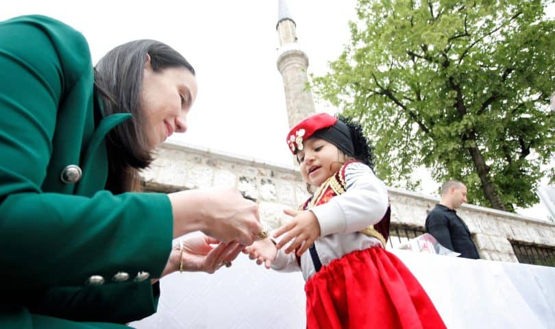 Gradonačelnica Sarajeva na Baščaršiji dijelila baklave. Danas nije spominjala kalendar, lijepo je čestitala Bajram