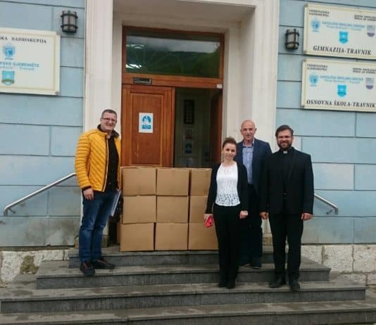 HUMANE ZVIJEZDE BIH I HRVATSKE: U Travniku uručeno 30 modernih računala za opremanje informatičkih učionica u dvije škole (FOTO)