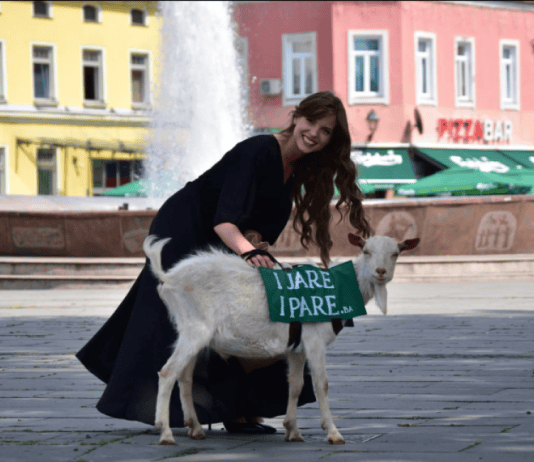 I JARE I PARE_ Elegantno odjevena djevojka prošetala jarca ulicama Mostara, Sarajeva i Tuzle