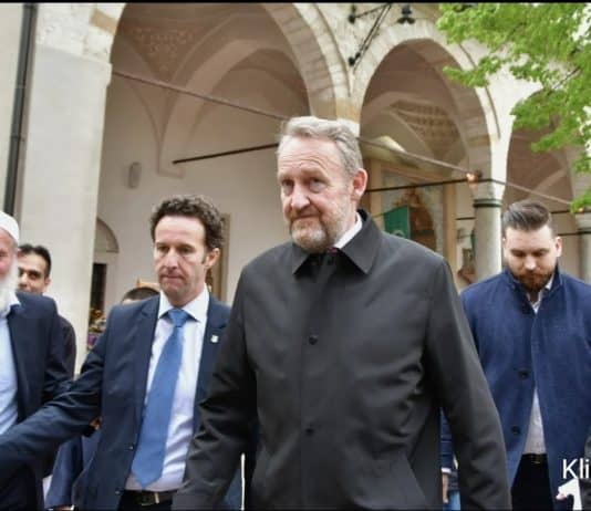 Izetbegović dijelio bajramluk ispred Begove džamije u Sarajevu nakon bajram-namaza