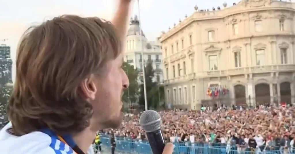 Modrić se kupa u sreći: Prvo se emotivno grlio s ocem, zatim poveo navijačku masu, a onda preuzeo kormilo autobusa…