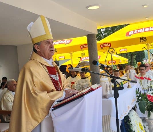 Nadbiskup Vukšić uveličao proslavu 40.godina župe Uzašašča Gospodinova Novi Travnik (FOTO)