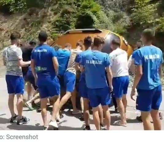 Nogometaši Goražda pomogli djevojci u nevolji: prevrnuo se automobil
