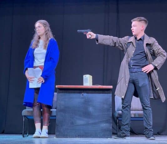 Premijera predstave ”Ugovor” GKM-a Vitez oduševila ispunjenu Kazališnu dvoranu u Vitezu