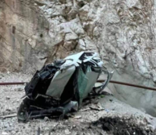 STRAVIĆNA NESREĆA U BIH: Automobil sletio niz 50 metara visoku stijenu, jedna osoba poginula