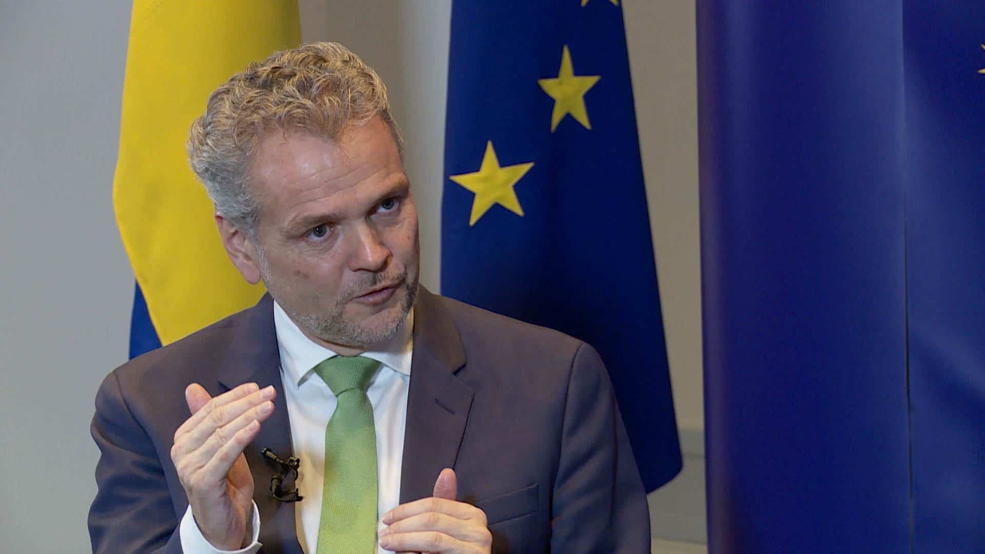 Šef izaslanstva EU čini se selektivan kad je u pitanju zakon: Ustavom se novac za izbore mora osigurati