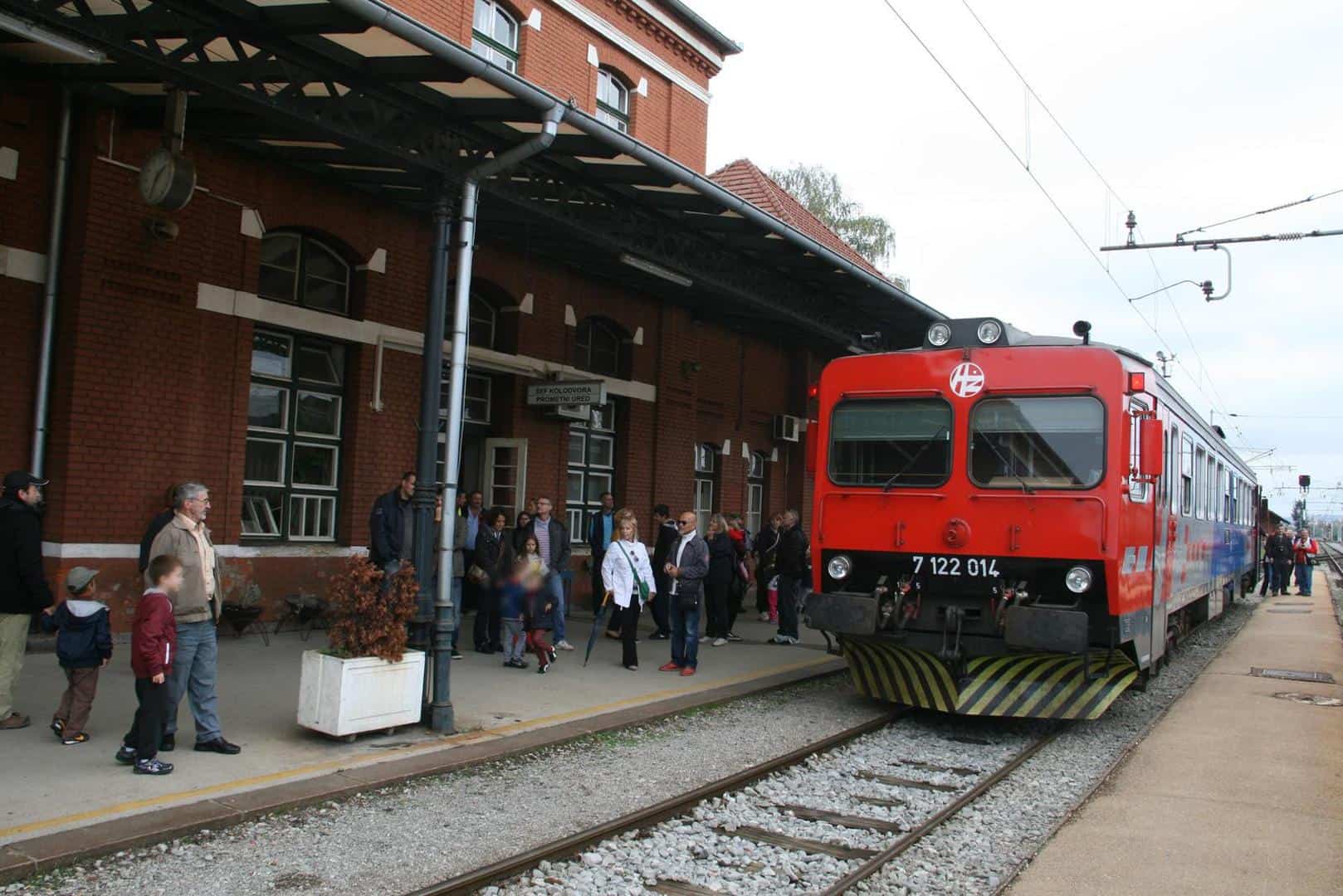 Sin i muž je čekali na kolodvoru, a ona izašla s ljubavnikom. Pretukli su ga