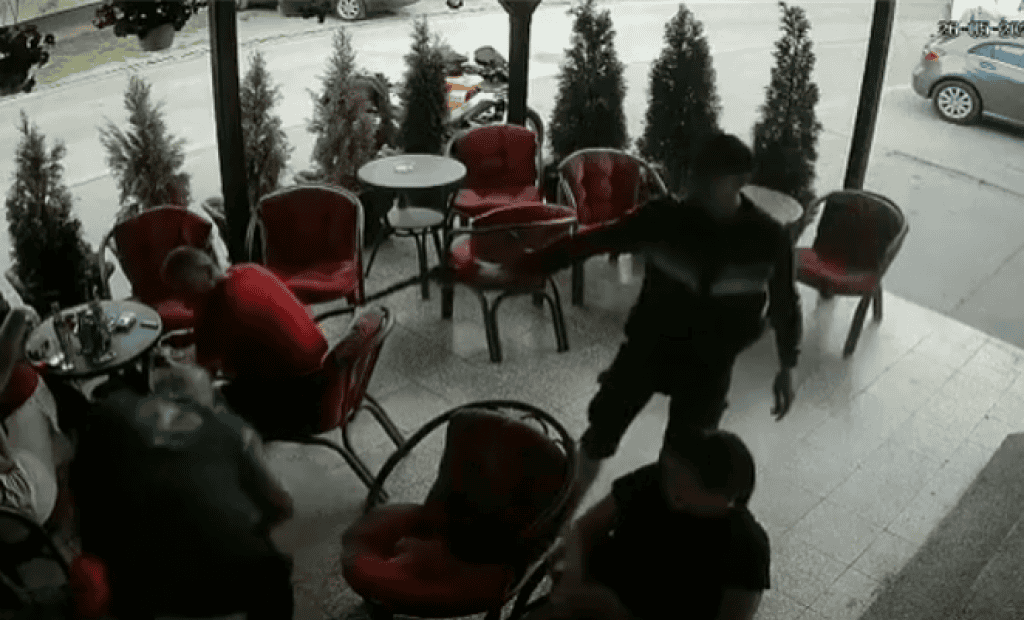 Snimka obračuna u kafiću: Utrčao s pištoljem, pucao, otjerali ga pa se vratio s bombom…