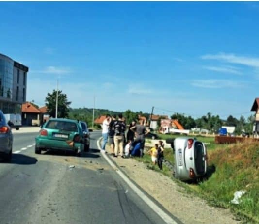 TEŠKA PROMETNA NESREĆA U BiH: Tri osobe povrijeđene u prevrtanju vozila