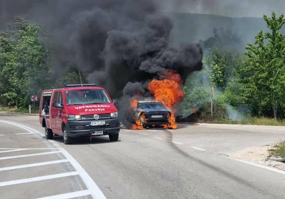 U Posušju do temelja izgorio Mercedes, vozačica uspjela izvući živu glavu, pogledajte fotke