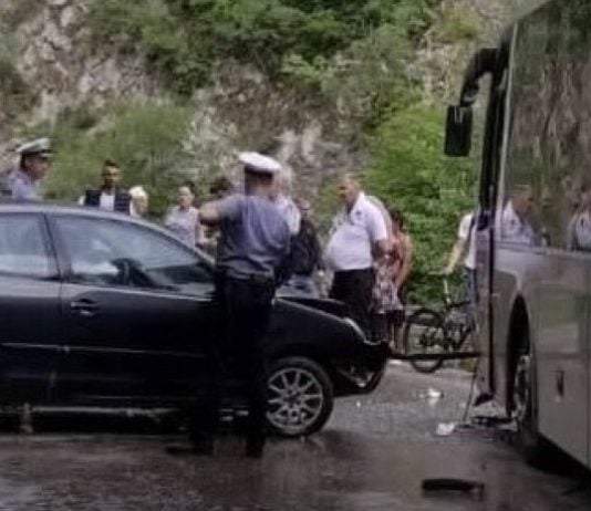 U sudaru autobusa i automobila povrijeđene dvije osobe