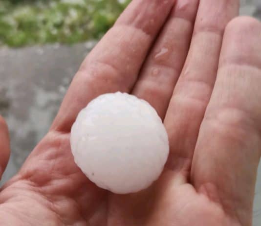 VIDEO/FOTO: Pogledajte kakvo je nevrijeme praćeno ledom pogodilo Busovaču, led je bio veličine kuglice