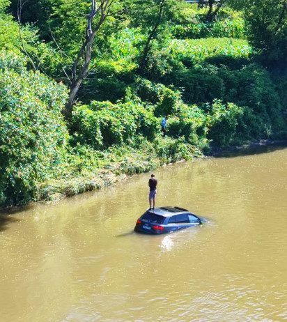 Audijem sletio u Bosnu, pa na krovu čekao pomoć
