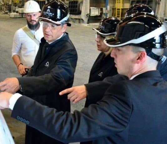 DA SU BAREM IZBORI SVAKE GODINE: Građanima od Vlade vaučer po 200 km za odmor u BiH(bolje bi bilo za gorivo), a Fadil nabio kacigu i posjetio Aluminij