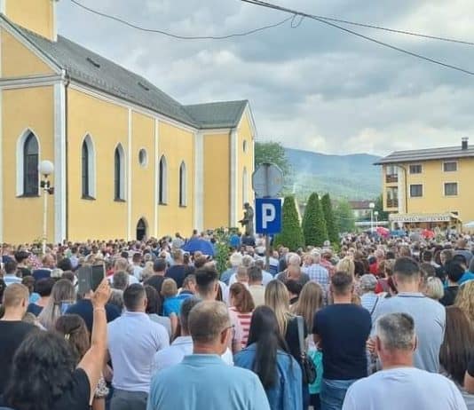 FOTO: Započela Misa uočnica Sv. Anti Padovanskom u Busovači.
