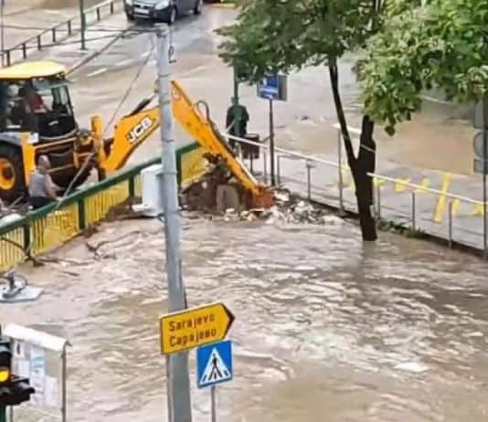 FOTO/VIDEO:  Kaotični prizori iz Tešnja, proglašeno stanje prirodne nesreće, a voda je ušla u stambene i poslovne objekte