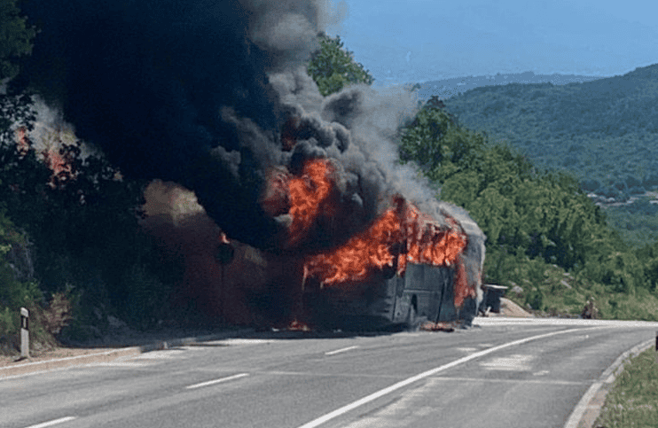 Kod Imotskog izgorio autobus širokobriješkog prijevoznika, vozio je 52 djece na ekskurziju