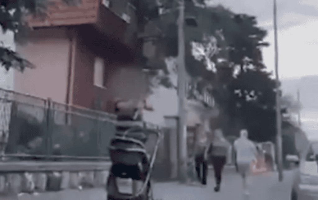 Manijakalno se izderao na vlastitu bebu na ulici: “Svi me gledaju zbog tebe k´o retarda, mamu ti j***m”