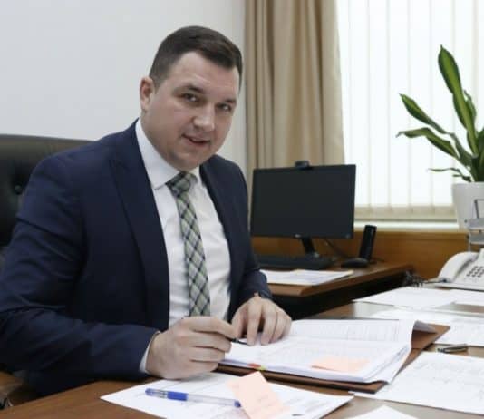 Ministar Lučić potrošio 25.500 KM na ime reprezentacije u godini, “popio” 170 KM u hotelu, štampao kožne mape…