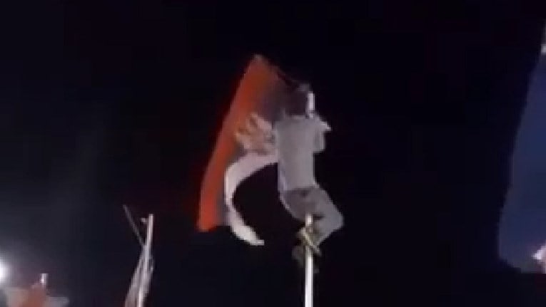 Mladić u Požegi se popeo na jarbol i skinuo zastavu Srbije, zatim je pojasnio zašto je to učinio