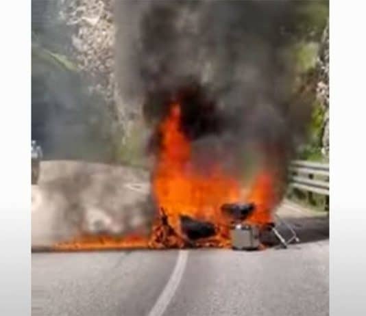 NOVI POŽAR NA CESTAMA U BIH Nakon sudara izgorio motor, jedna osoba ozlijeđena