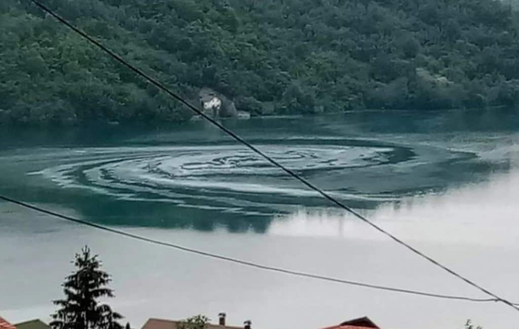 Neobična pojava na Jablaničkom jezeru: “Treba uzeti brašna za svaki slučaj”