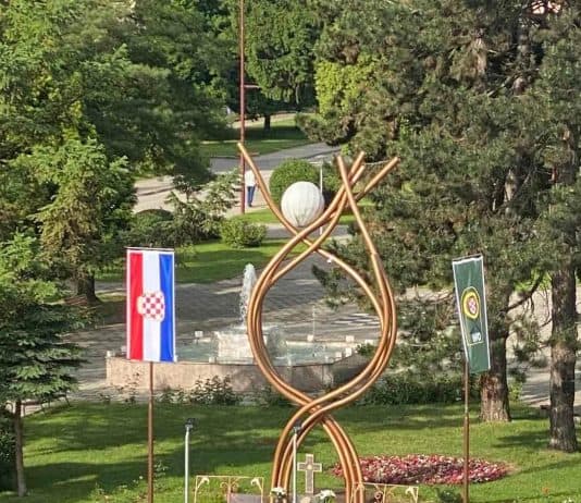 OO SDA Novi Travnik smeta zastava Hrvatskog naroda kod Spomen obilježja