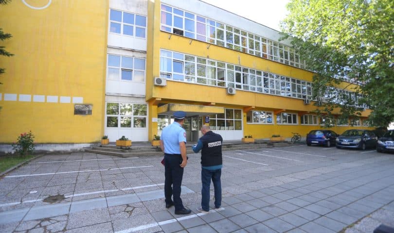 Oglasili se iz Ministarstva: U pregledanim školama utvrđeno da su dojave o postavljenim bombama lažne