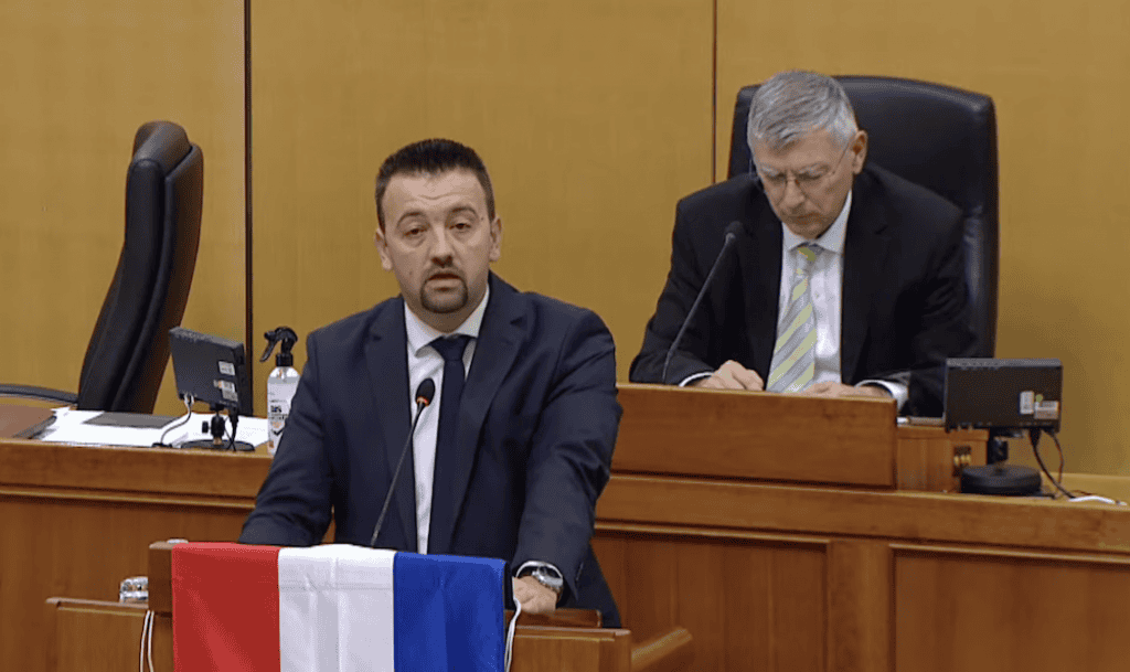 Pavliček u Saboru postavio zastavu Hrvata u BiH: Nesposobni ministar vanjskih poslova ne reagira na fizičku ugroženost Hrvata u BiH