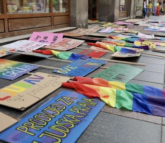 Poruke sa transparenata učesnika Povorke ponosa: “Naša ljubav nije grijeh” i “Oslobodite ulice”