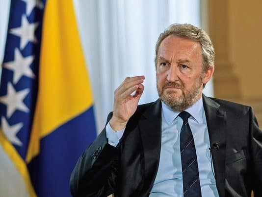 SDA kažnjena sa 1.000 KM jer su građanima slali SMS poruke da u anketi glasaju za Bakira Izetbegovića