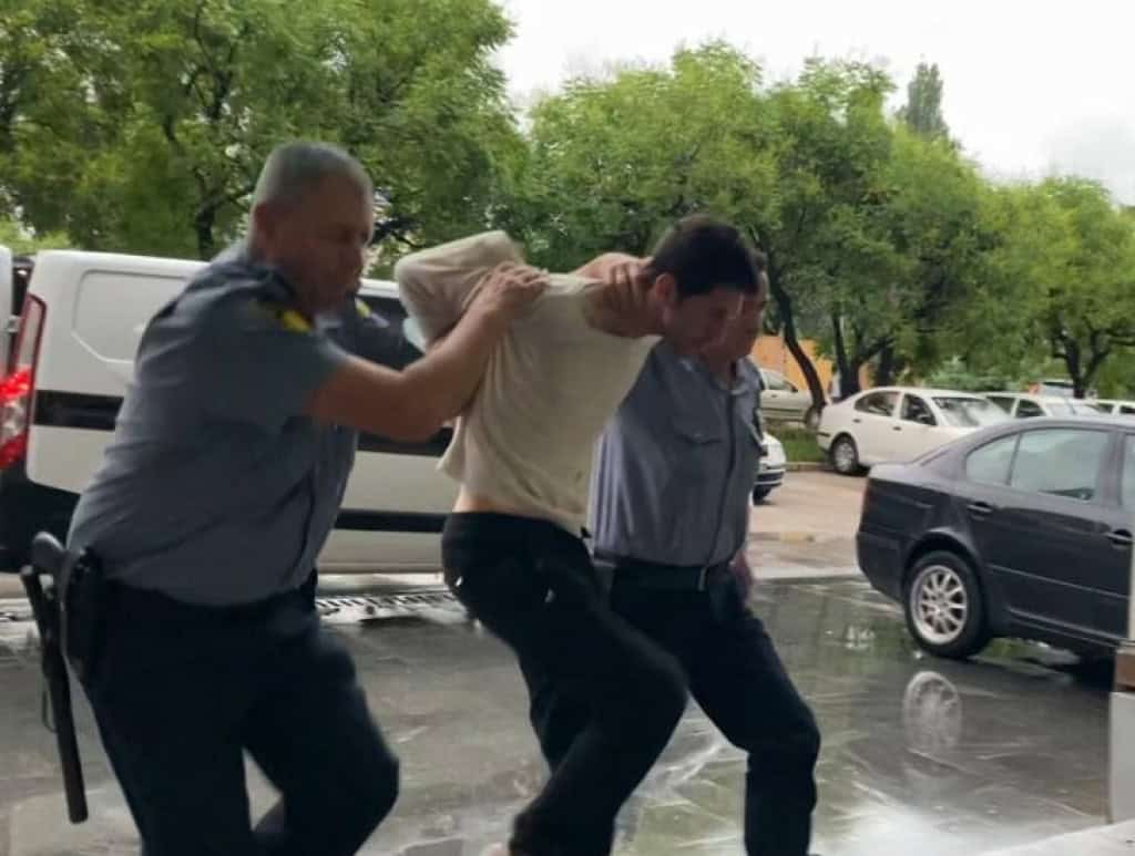 Snimljeno privođenje osumnjičenih za ubojstvo u Kaknju